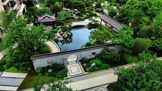 郴州青云和著由华尔、龙泽这两家深耕郴州约20年的本土老牌实力房企携手打造。这两大品牌在郴州市场皆拥有卓越口碑，此次强强联合，发挥出 1 + 1 > 2 的强大品牌效益，为项目品质奠定坚实基础。