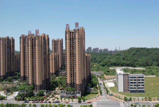 郴州明大&middot;公园九里，私享2200亩公园绿意，以&ldquo;五大核芯价值&rdquo;重新定义城央高品质生活。项目以稀缺的地段、醇熟的配套、高的空间利用率，成就郴州城央人居新标杆。在这里，繁华与自然兼得，品质与舒适共存，理想生活，由此启幕。