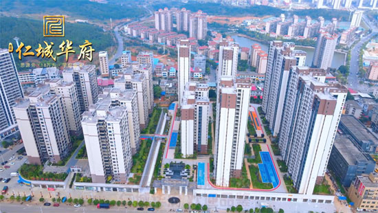 安仁仁城华府是安仁县鑫盛地产开发的高品质住宅小区。项目地处安仁县新城区核芯区域，泉塘路与日光路交汇处(思源学校东门斜对面)，周边生活、行政、医疗、教育配套完善，生活便利。项目采用人车分流人性化设计，自带近2万㎡空中花园，近1：1的车位配比。小区配备羽毛球场 、室内外双儿童游乐场、近500米环形塑胶跑道、会客厅、架空层业主文化活动中心等，打造公园式美好家园。